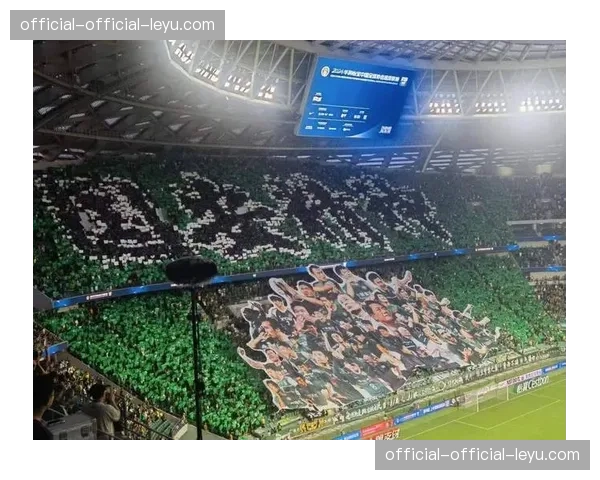 安联球场南看台巨型Tifo，致敬已故俱乐部传奇贝肯鲍尔